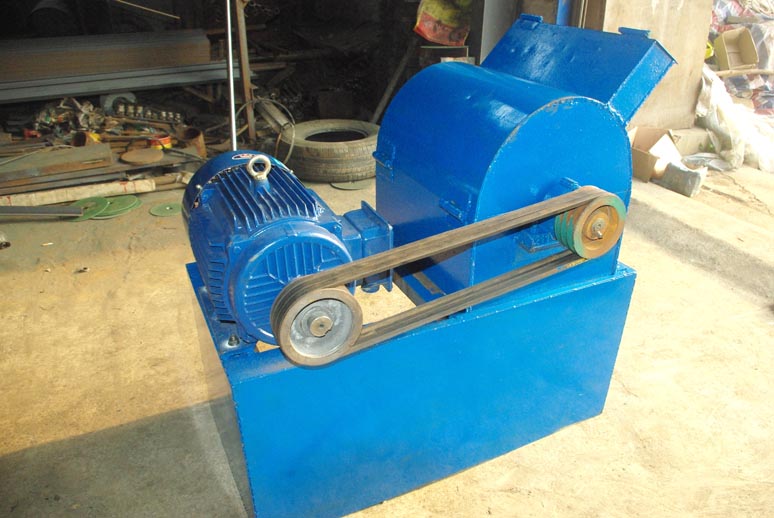 粉餅機(jī)，碎餅機(jī)，大餅打碎機(jī)，花生茶籽大豆餅粉碎機(jī)